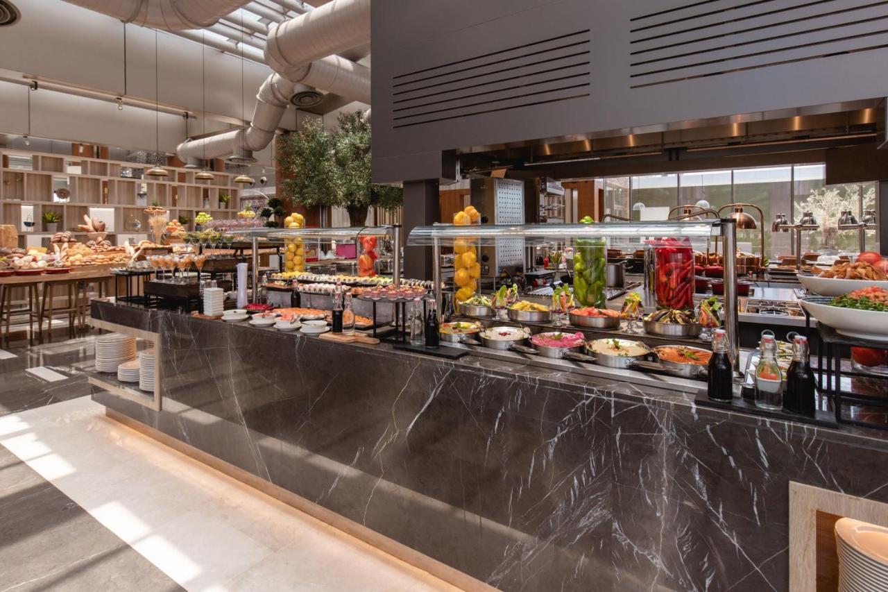 Jeddah Marriott Hotel Madinah Road Dış mekan fotoğraf The buffet at the hotel