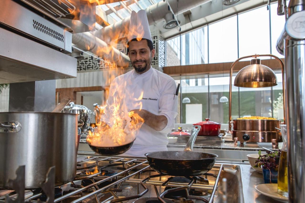 Jeddah Marriott Hotel Madinah Road Dış mekan fotoğraf Chef cooking with a flambé torch