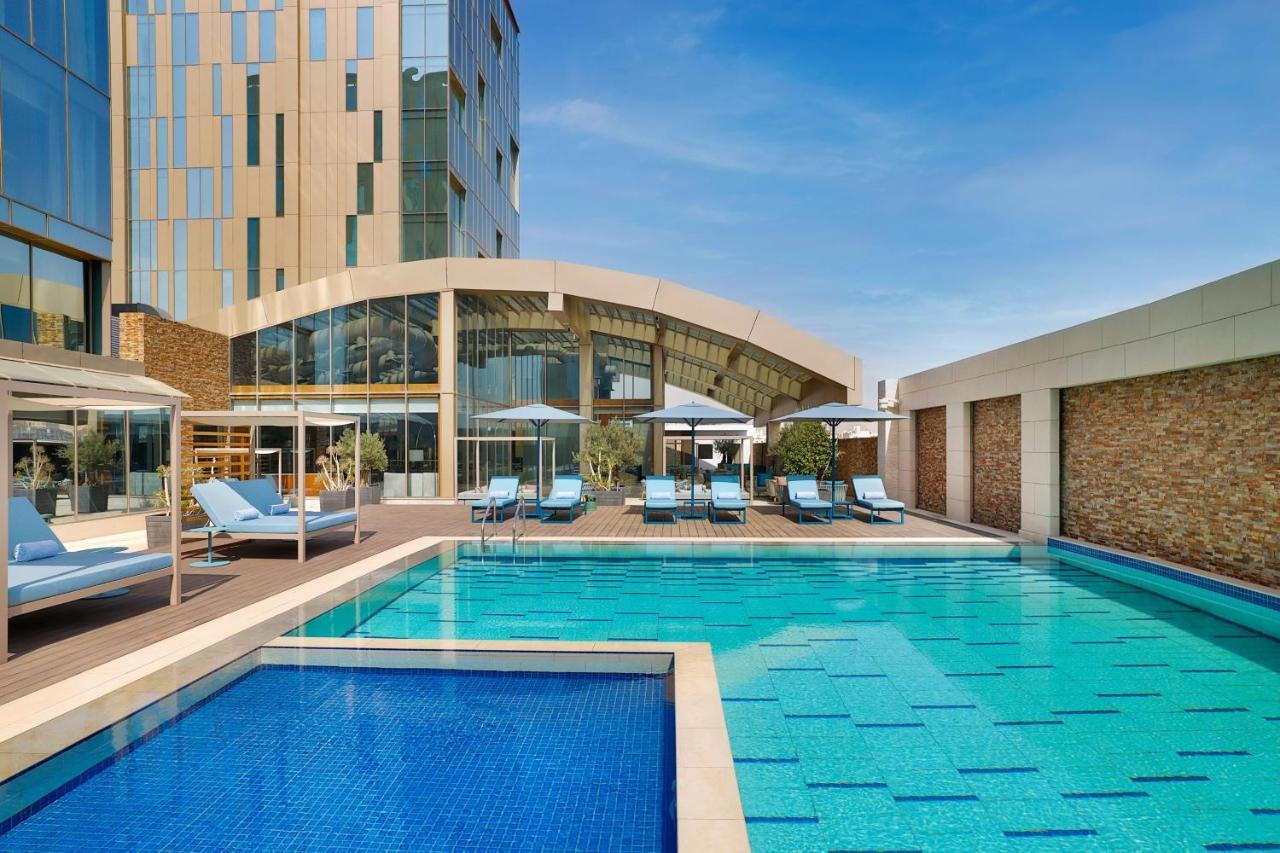 Jeddah Marriott Hotel Madinah Road Dış mekan fotoğraf The swimming pool at the hotel