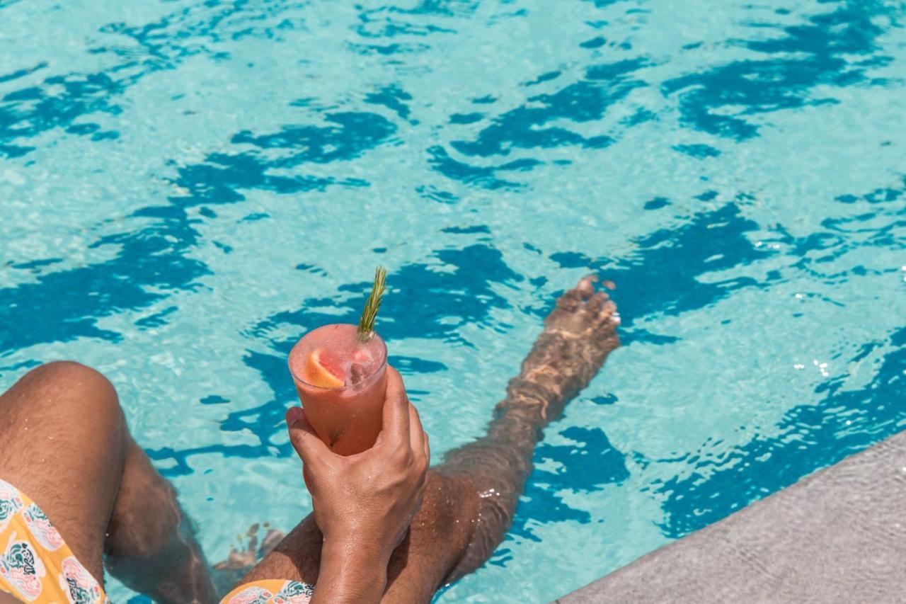 Jeddah Marriott Hotel Madinah Road Dış mekan fotoğraf A woman holding a cocktail in a swimming pool