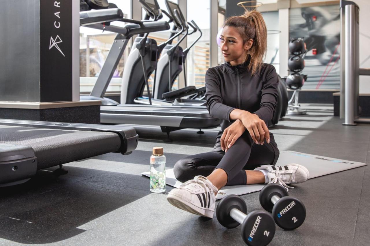 Jeddah Marriott Hotel Madinah Road Dış mekan fotoğraf A woman in a gym