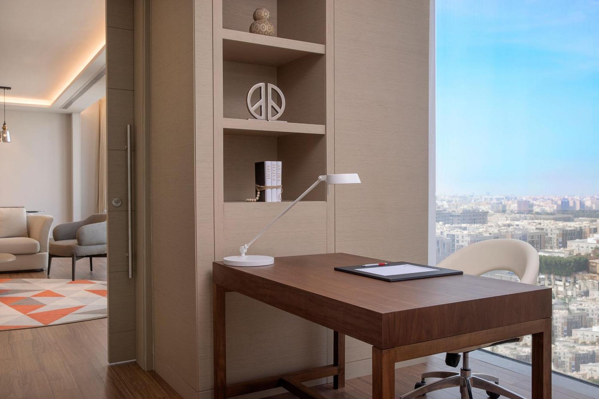 Jeddah Marriott Hotel Madinah Road Dış mekan fotoğraf A work desk in a hotel room