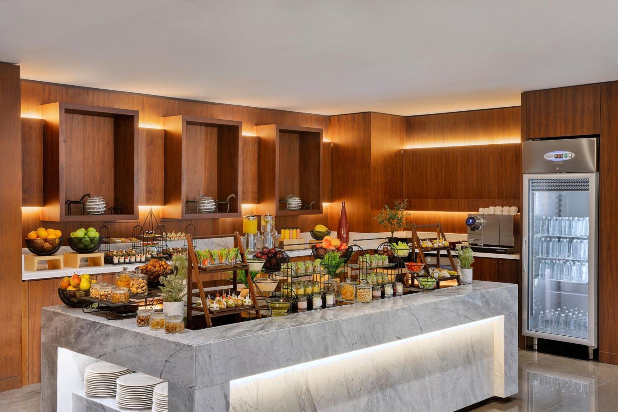 Jeddah Marriott Hotel Madinah Road Dış mekan fotoğraf The buffet at the lounge