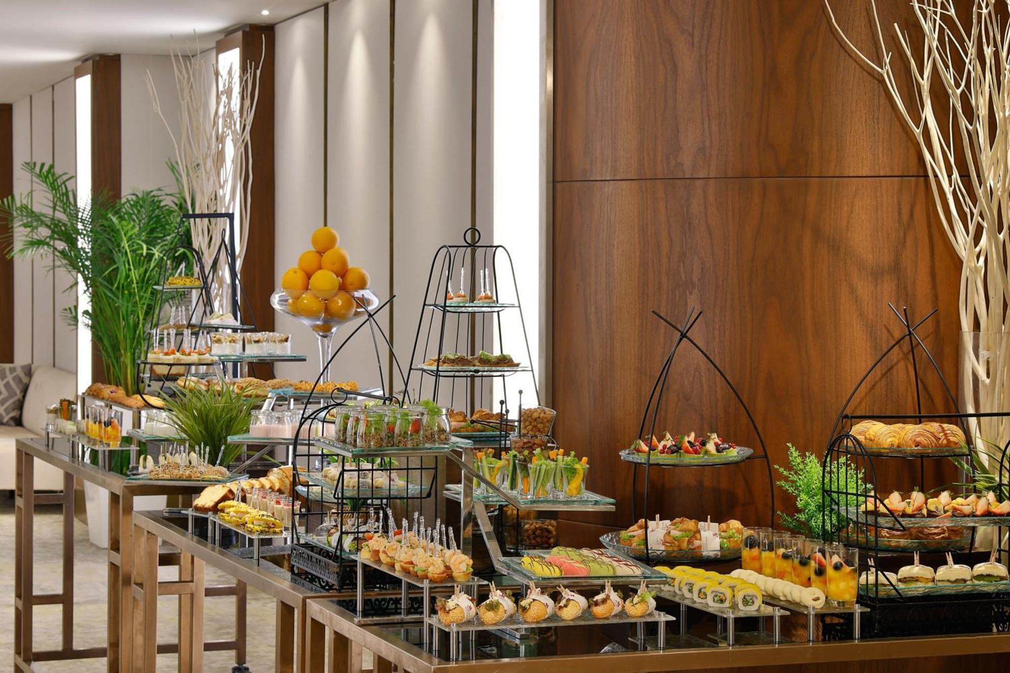 Jeddah Marriott Hotel Madinah Road Dış mekan fotoğraf A buffet at a hotel